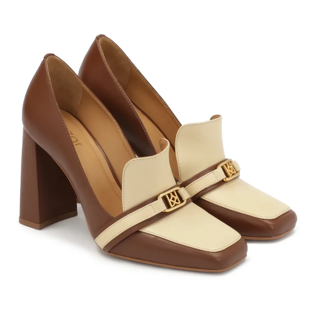 DAMES Kazar e en beige pumps op een paal