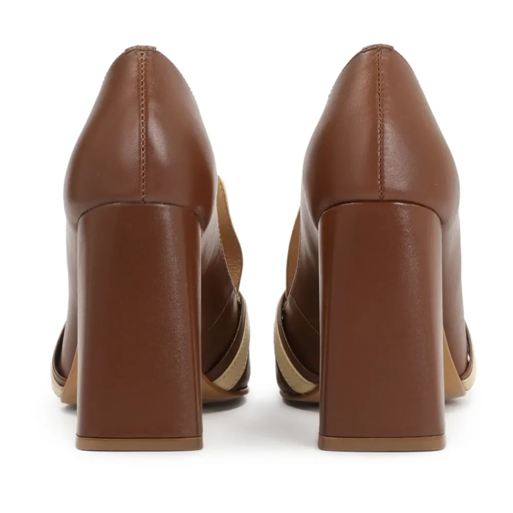 DAMES Kazar e en beige pumps op een paal