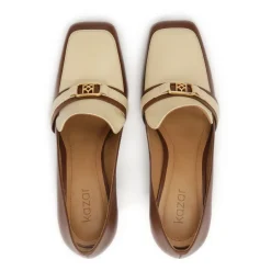 DAMES Kazar e en beige pumps op een paal