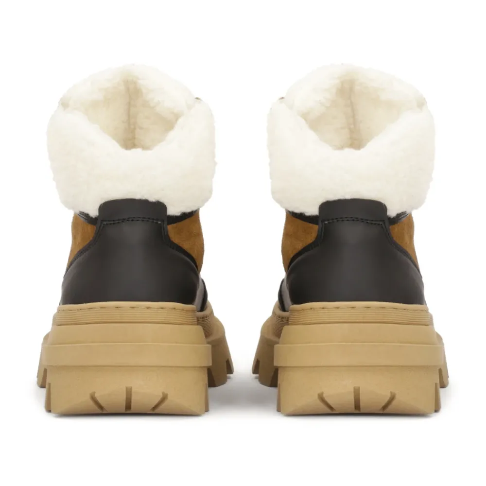 Heren Kazar e en zwarte laarzen op een dikke zool