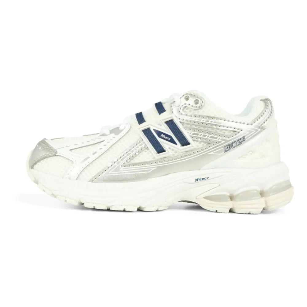 New Balance Zilveren Mesh Sneakers met Innovatieve Zool