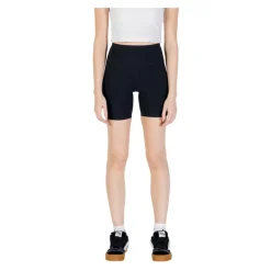 Converse e HighWaisted Biker Shorts
