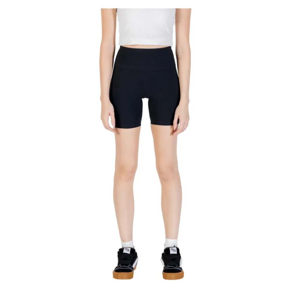 Converse e HighWaisted Biker Shorts