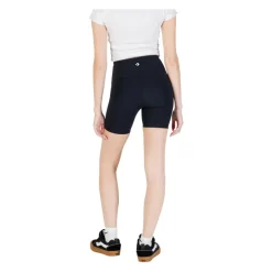 Converse e HighWaisted Biker Shorts